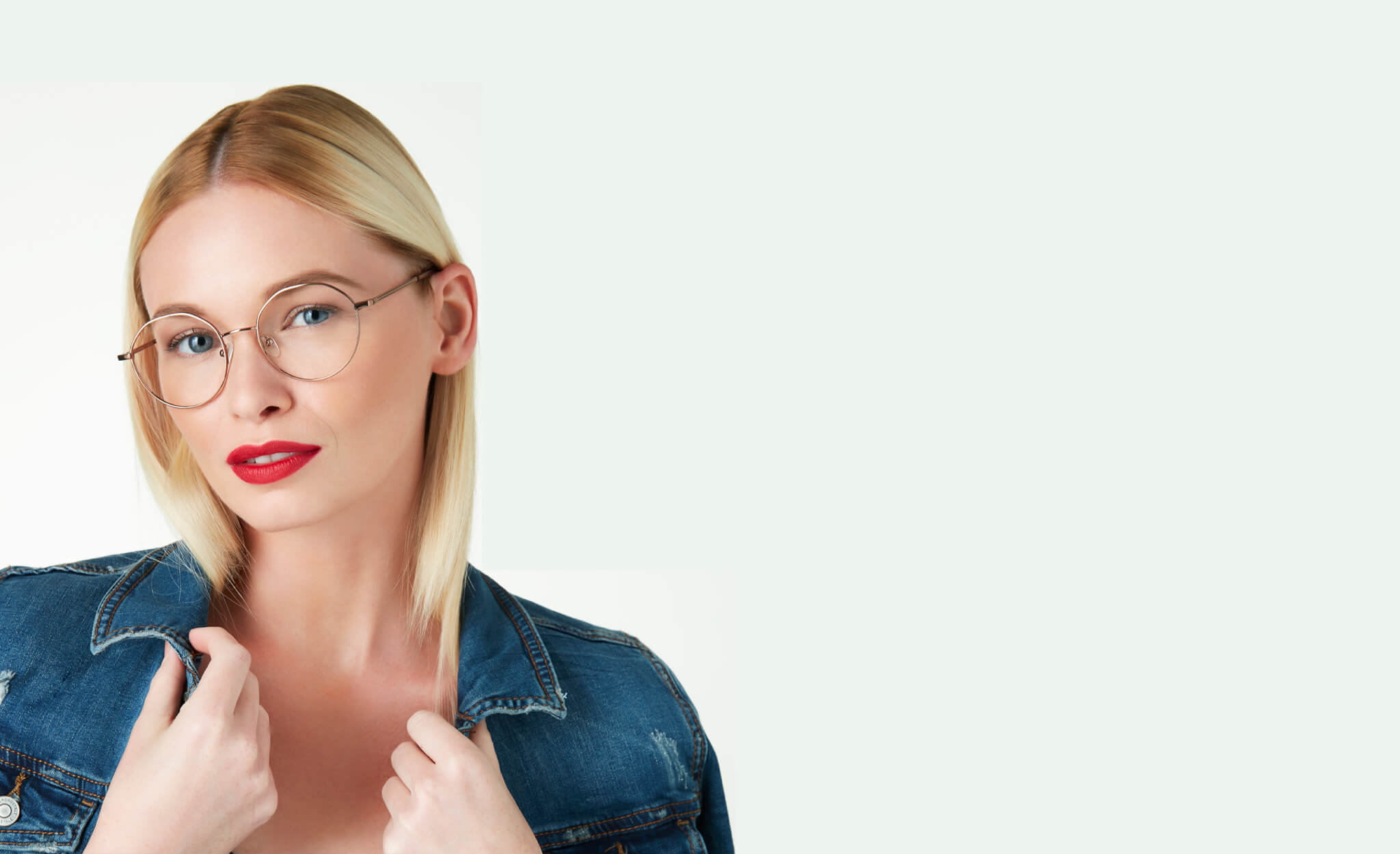 female model in Oscar de la Renta clear frame glasses